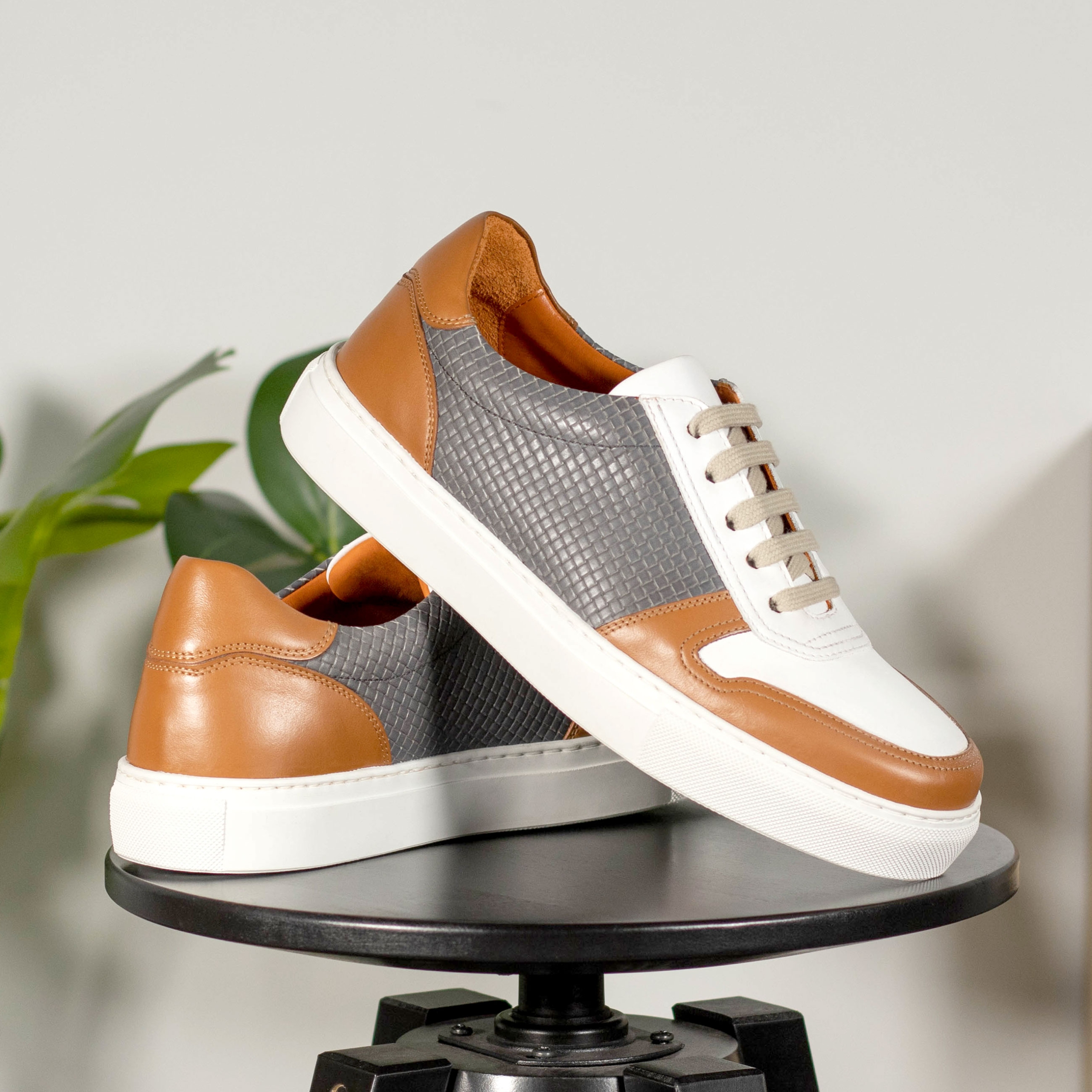 Trainer piel naranja, gris y blanco