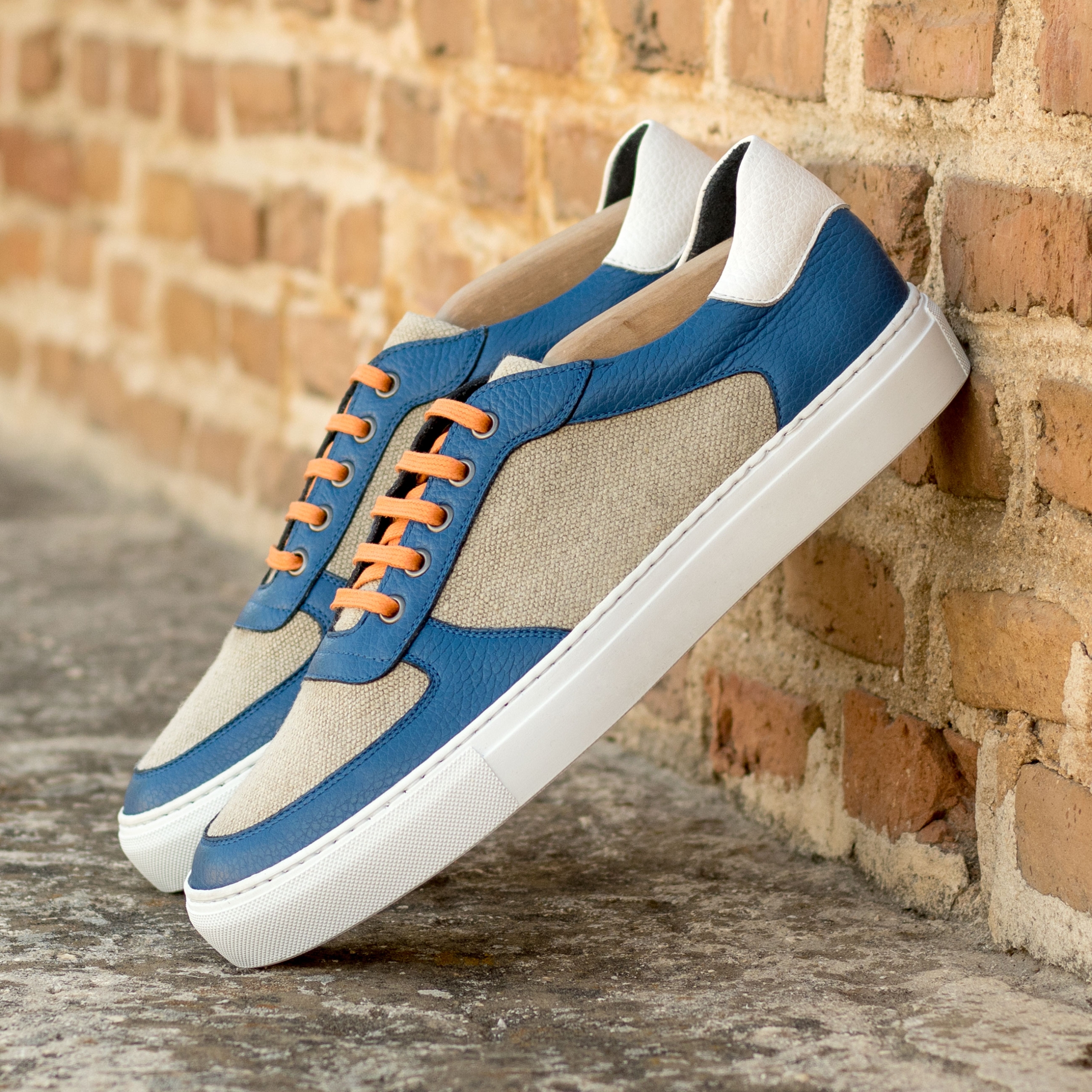 Low top Trainer lino gris y piel azul