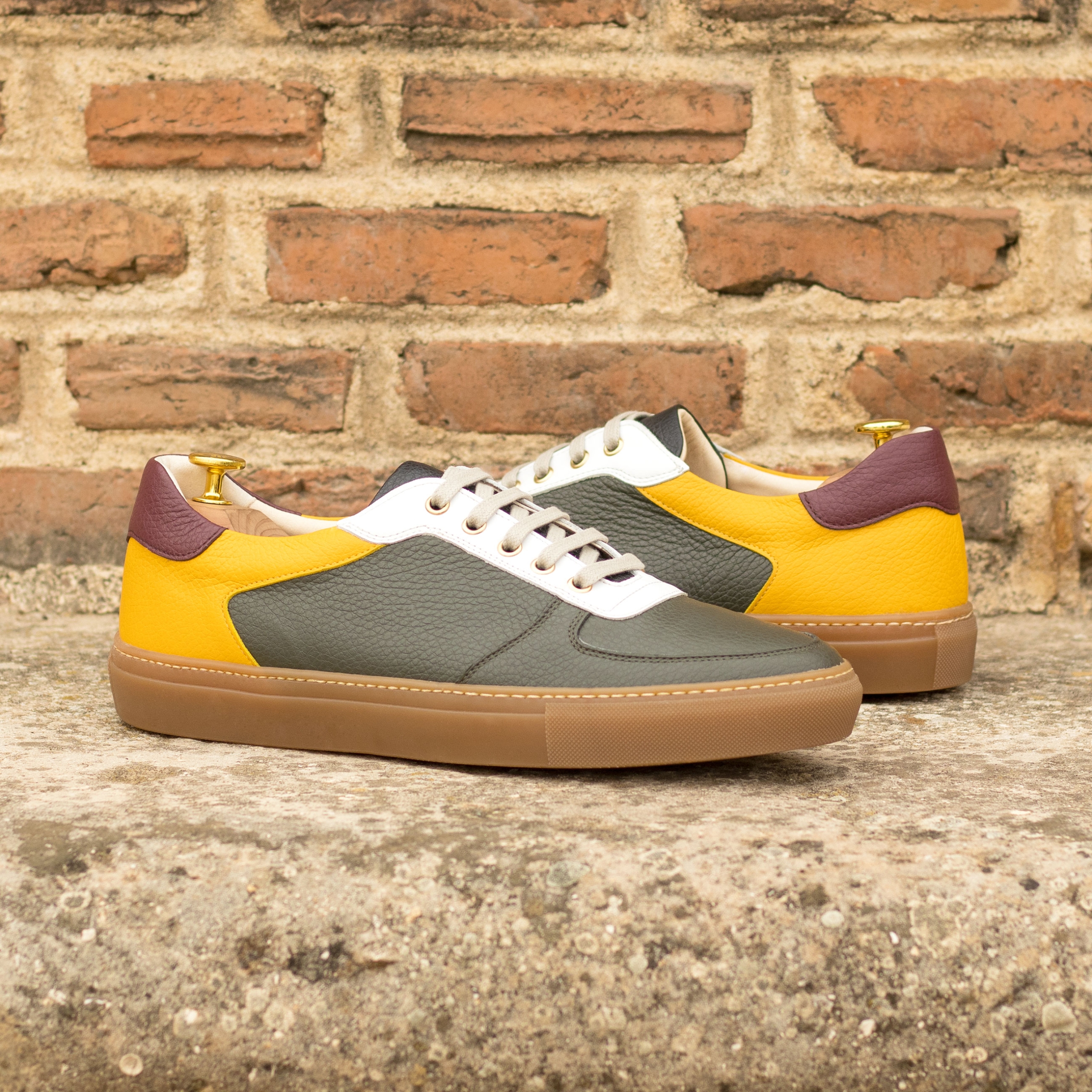 Low top Trainer piel granulada oliva, burdeos y amarillo