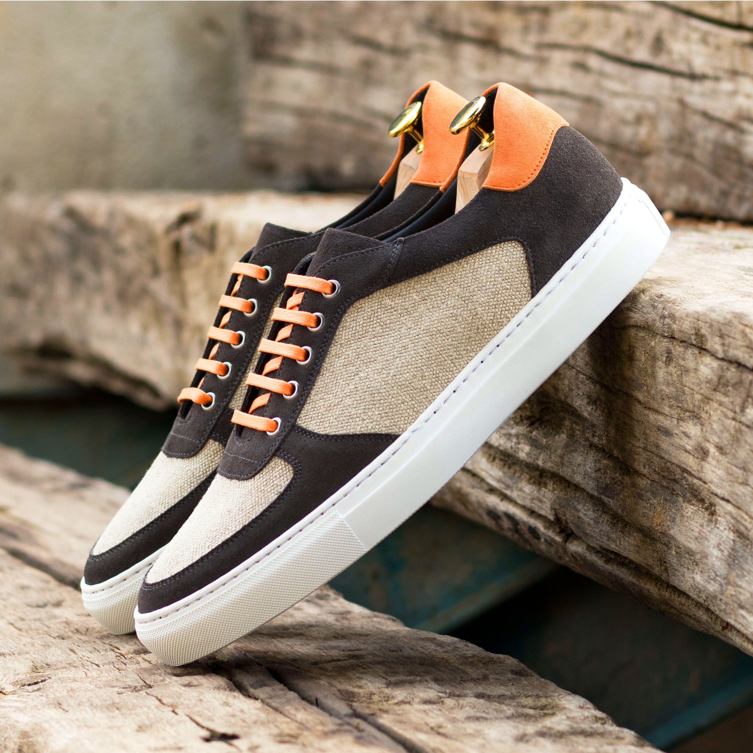 Low top Trainer lino ice, ante gris y naranja