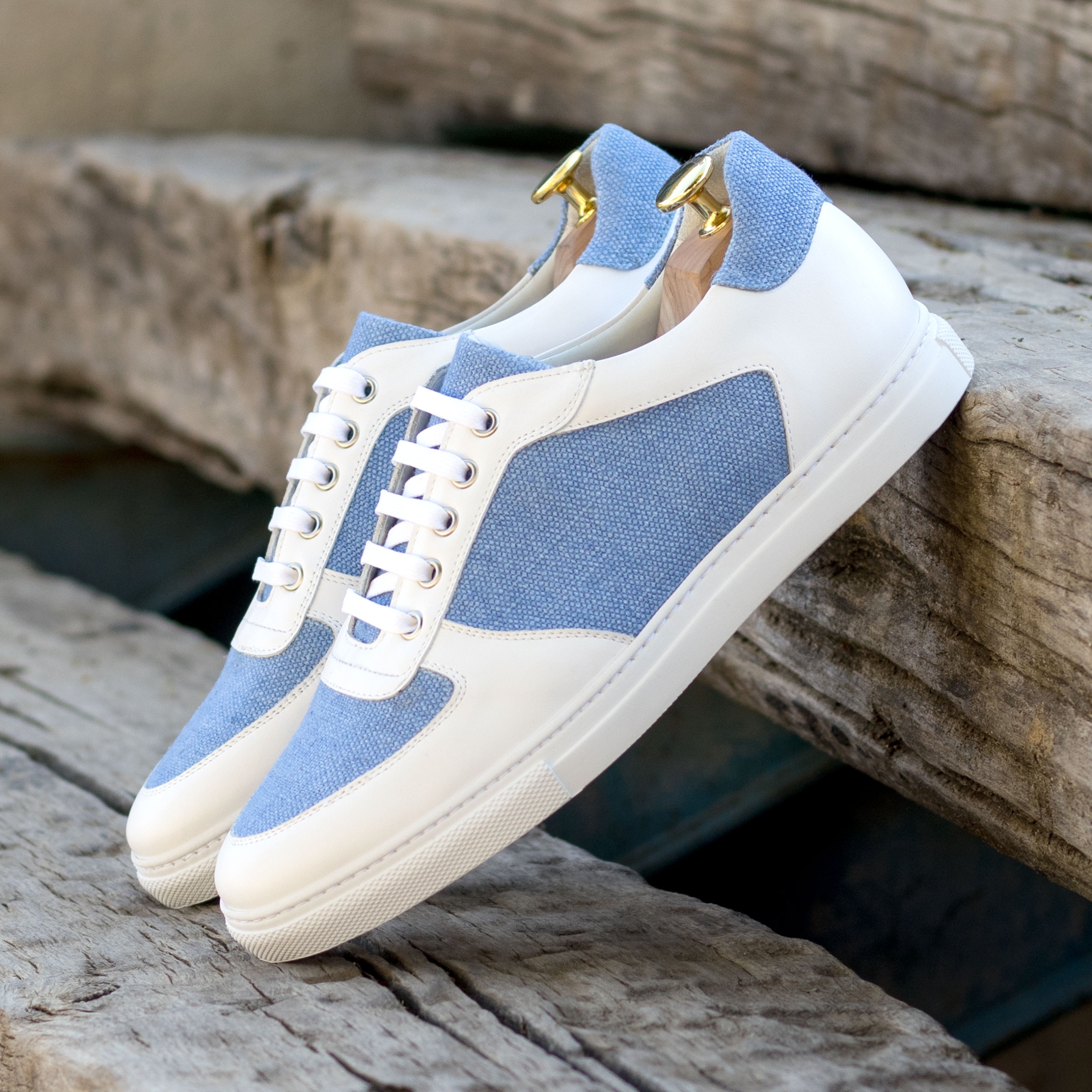 Low Top Trainer blanco y azul